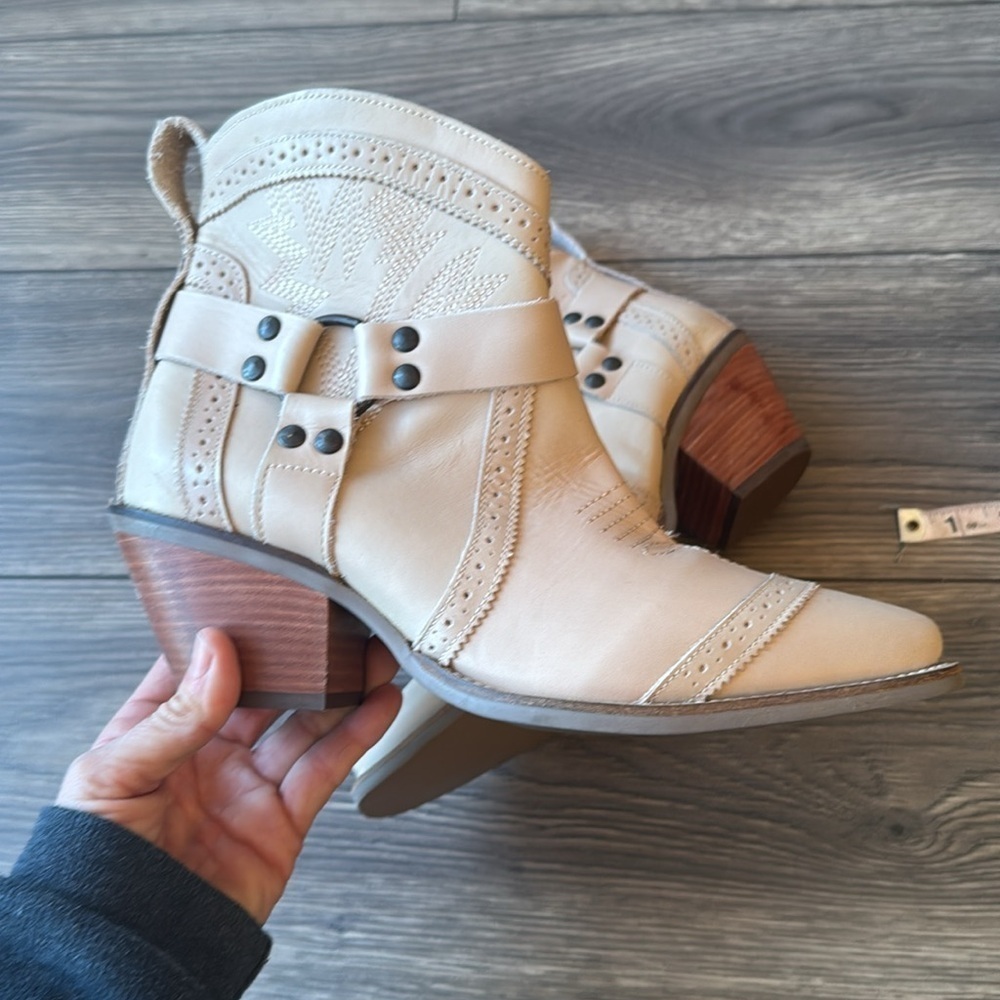 DINGO GUMMY BEAR LEATHER SAND SUEDE BOOTIE STYLE size 9.5W brand new beige - Picture 8 of 16